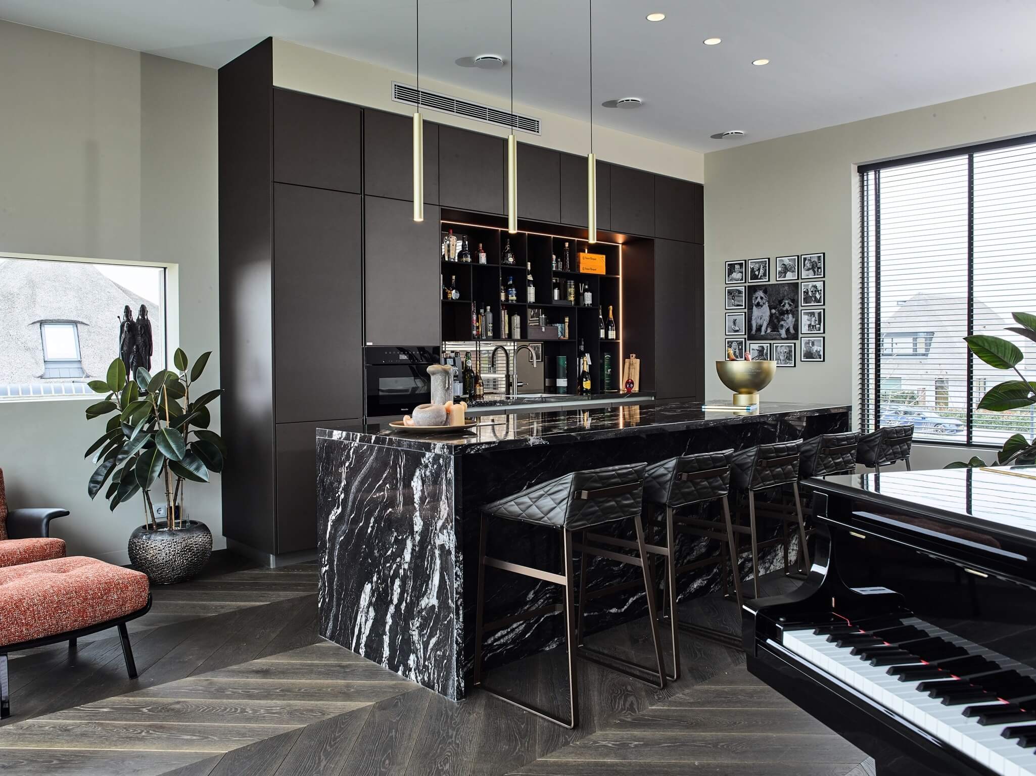 Moderne zwarte houten keuken met graniet werkblad