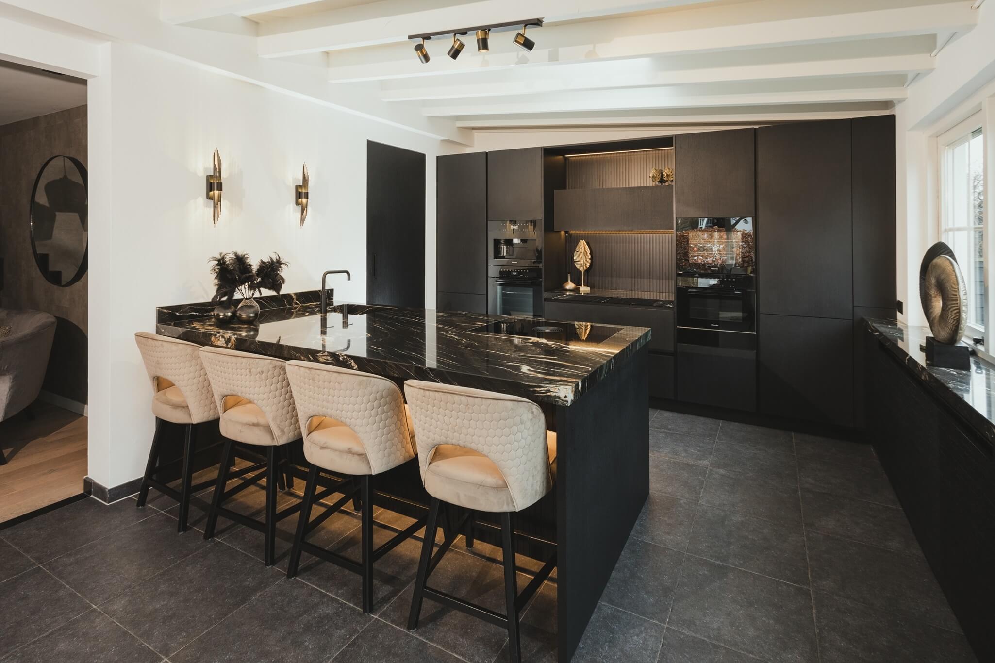 Stijlvolle zwarte keuken met houten blad