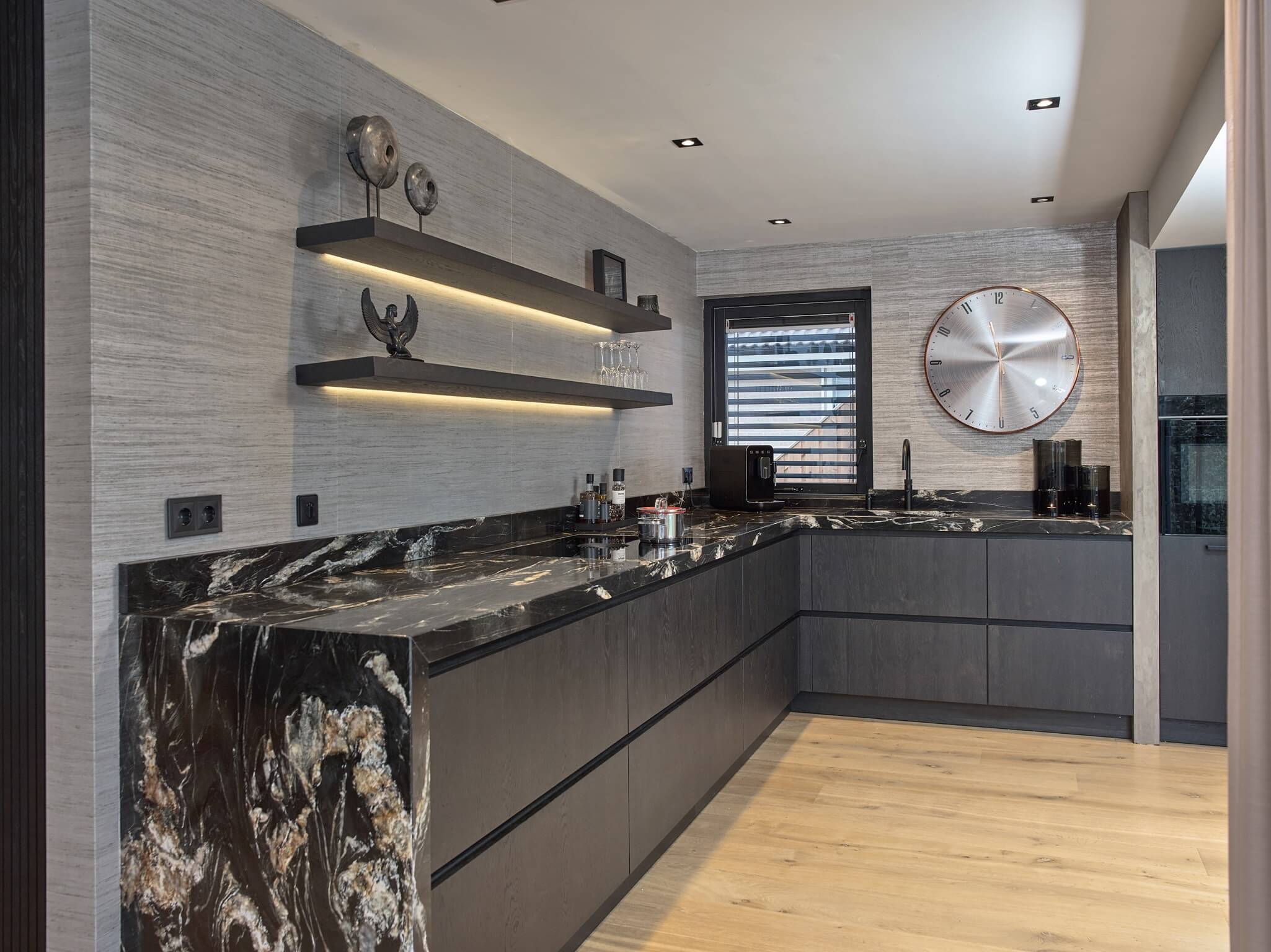 Hout in een zwarte keuken