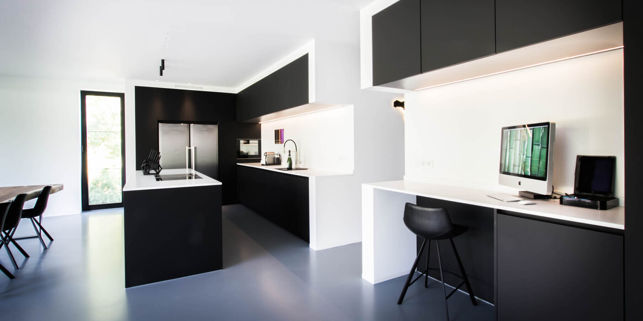 Zwarte keuken met wit blad: een ontwerp met x-factor