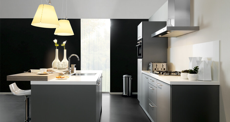 Zwarte keuken met wit blad