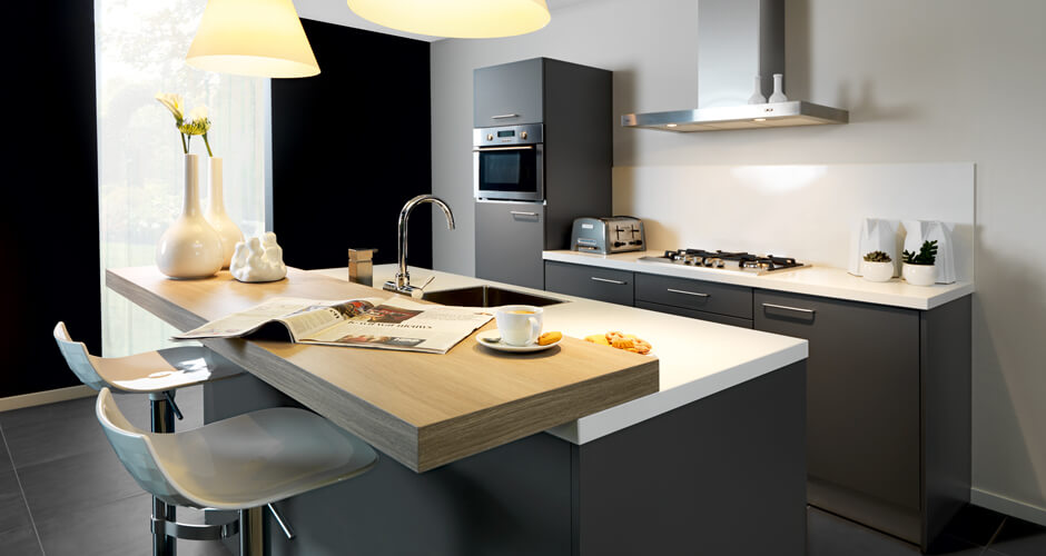 Zwarte keuken met wit blad
