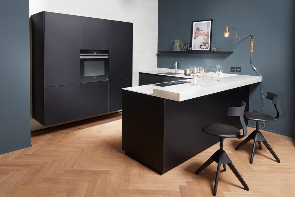 Zwarte keuken met wit blad