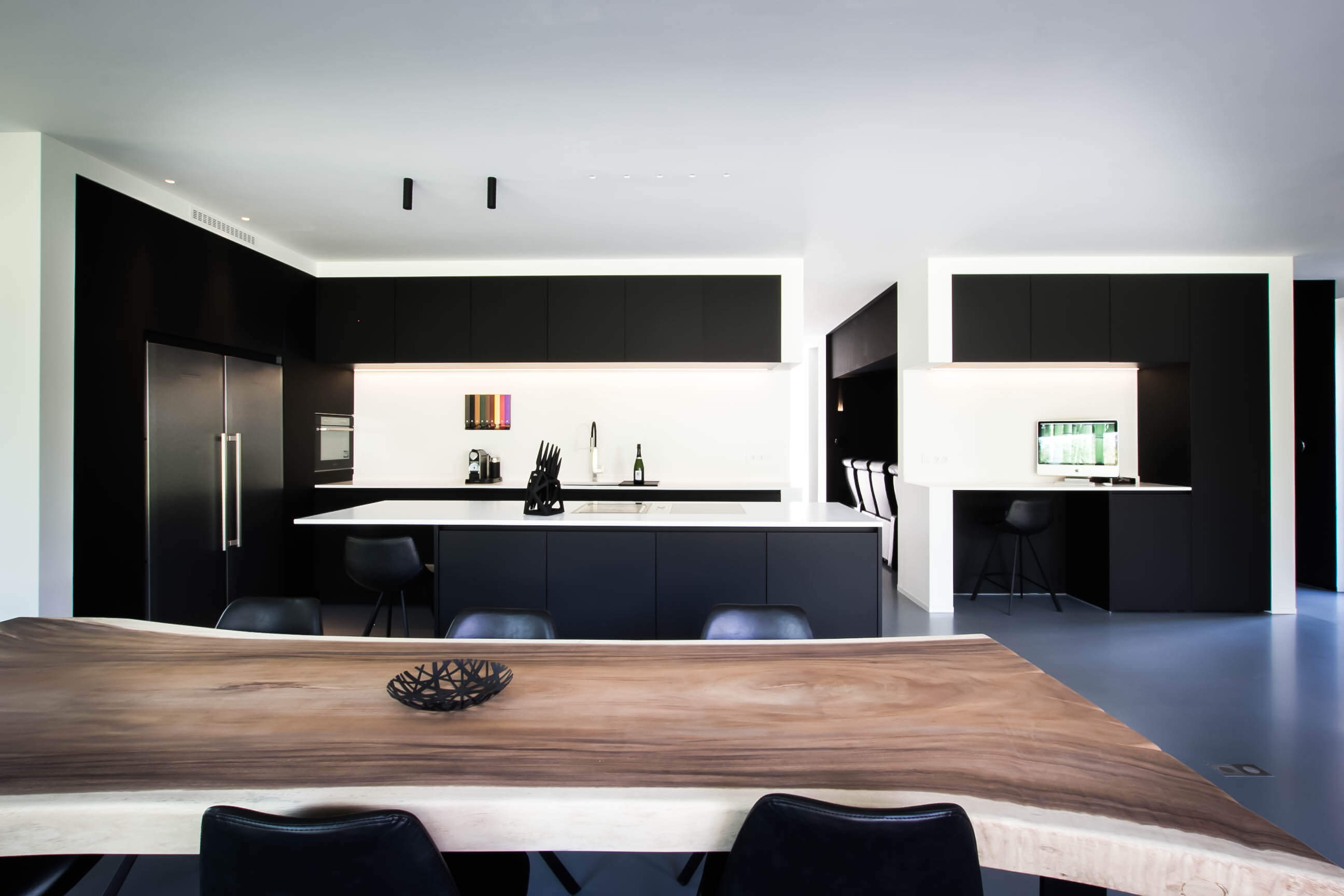 Zwarte keuken met wit blad