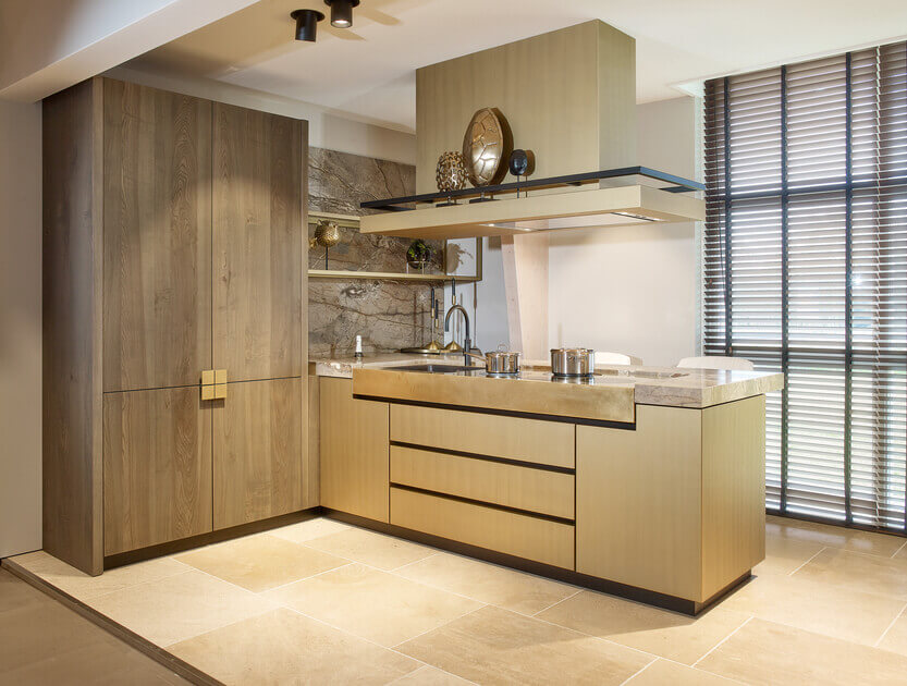 Houten keukenfronten in een moderne met goud afgewerkte keuken 