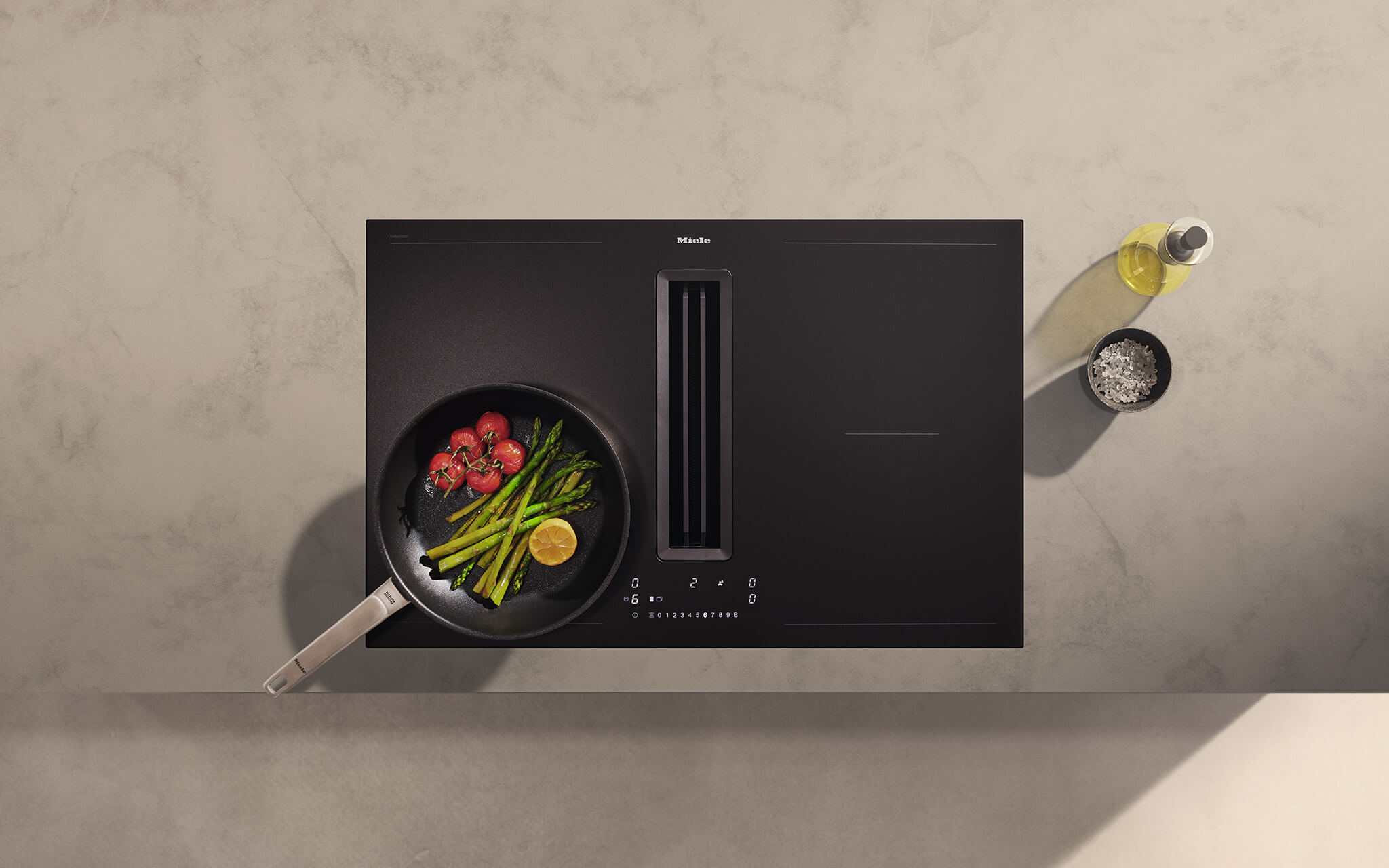 Miele KMDA 7000 serie inductiekookplaat met centrale afzuiging en grote PowerFlex XL kookzones voor braadsledes.