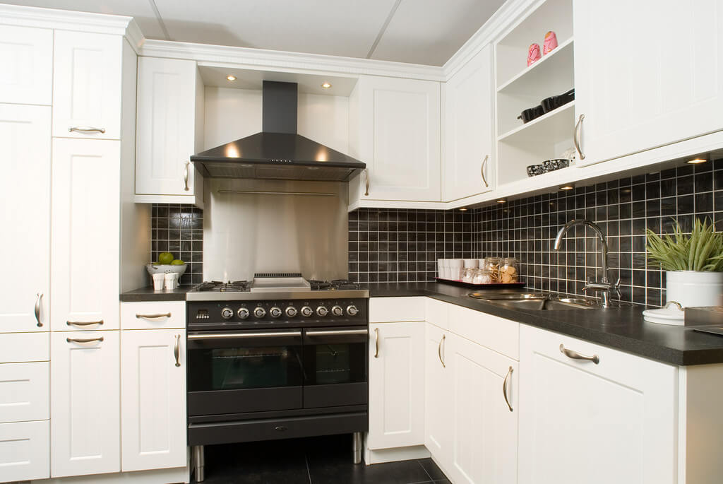 nostalgische witte keuken met hout