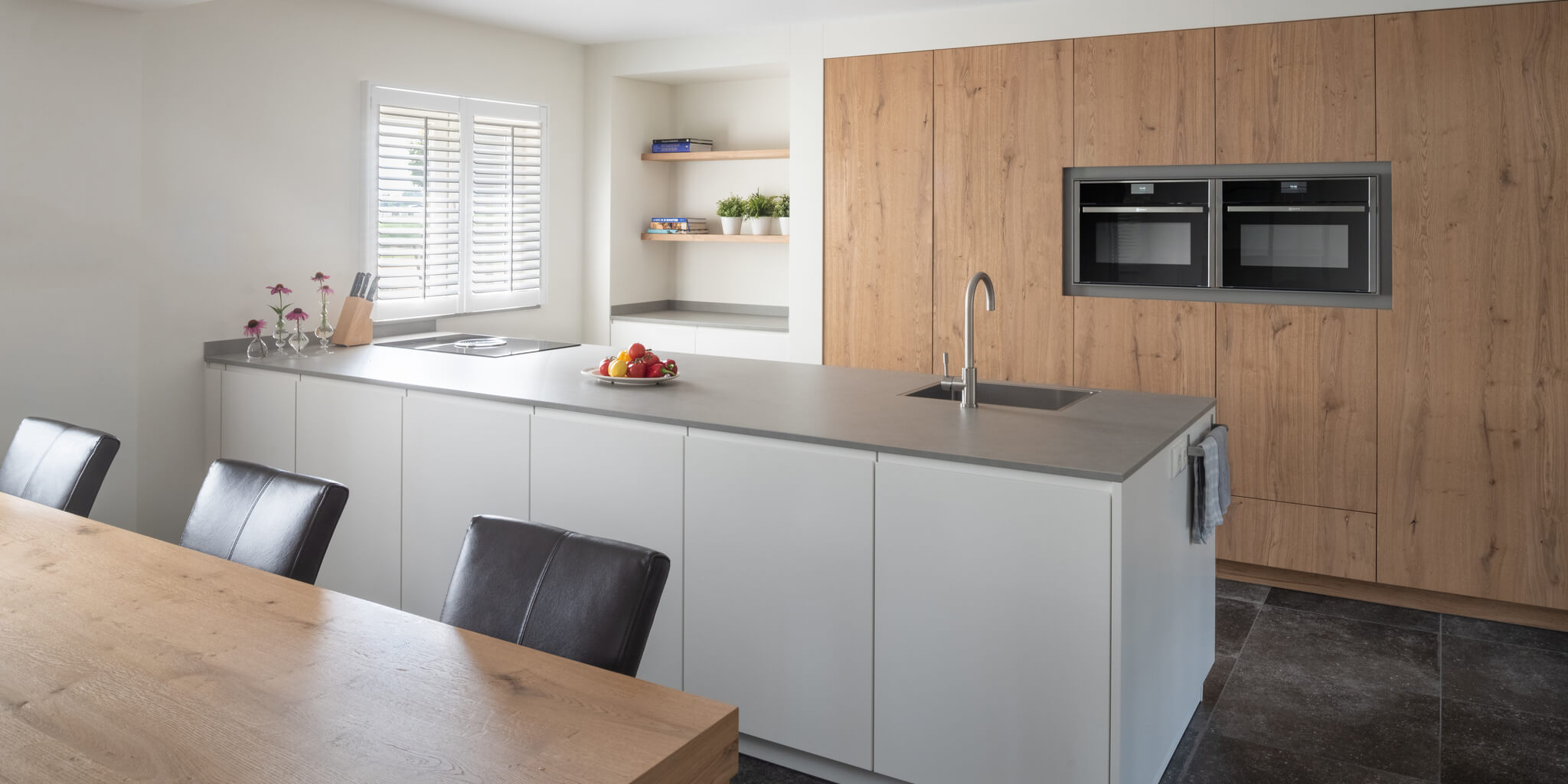 Witte keuken met hout