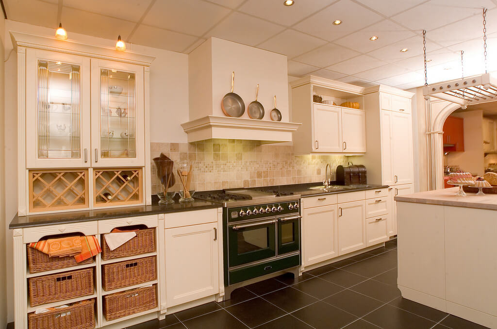 landelijke witte keuken met hout
