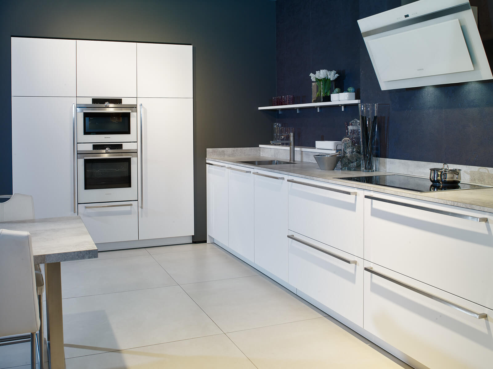 matte witte keuken met hout