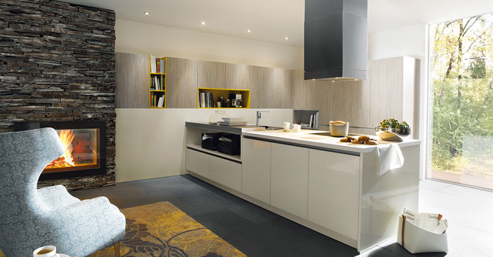 witte keuken in combinatie met hout