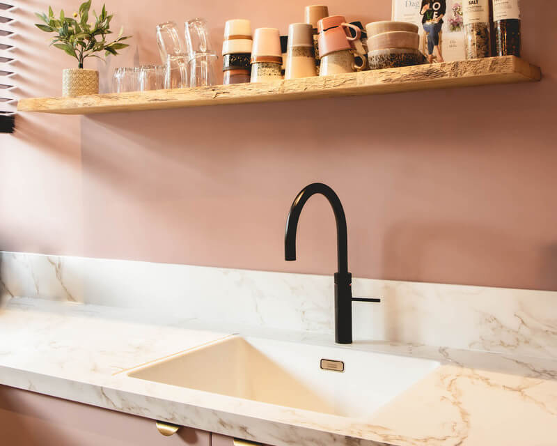 Muur beschermen in de keuken? Kies de juiste spatrand of smetplint