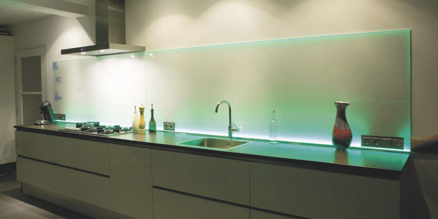 Glazen wandpaneel keuken met verlichting
