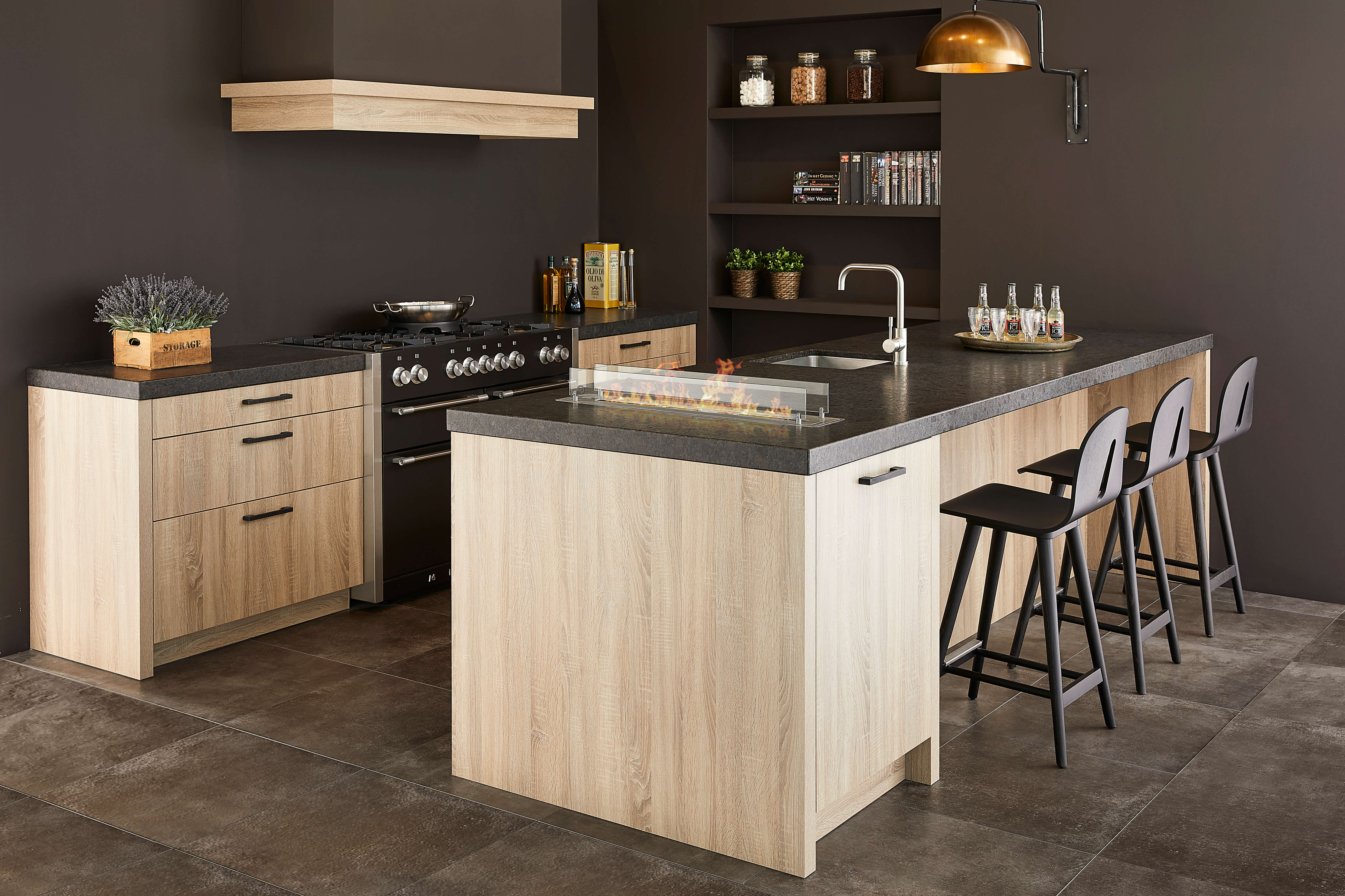 Keuken hout met zwarte achterwand
