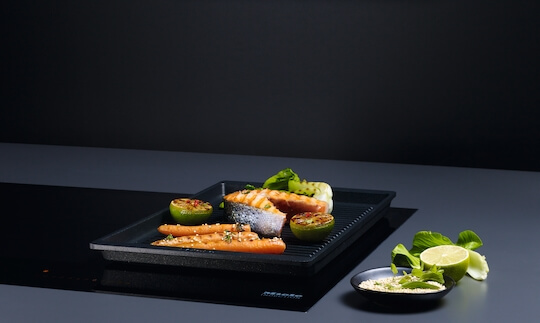 Grillen op de inductiekookplaat van Miele