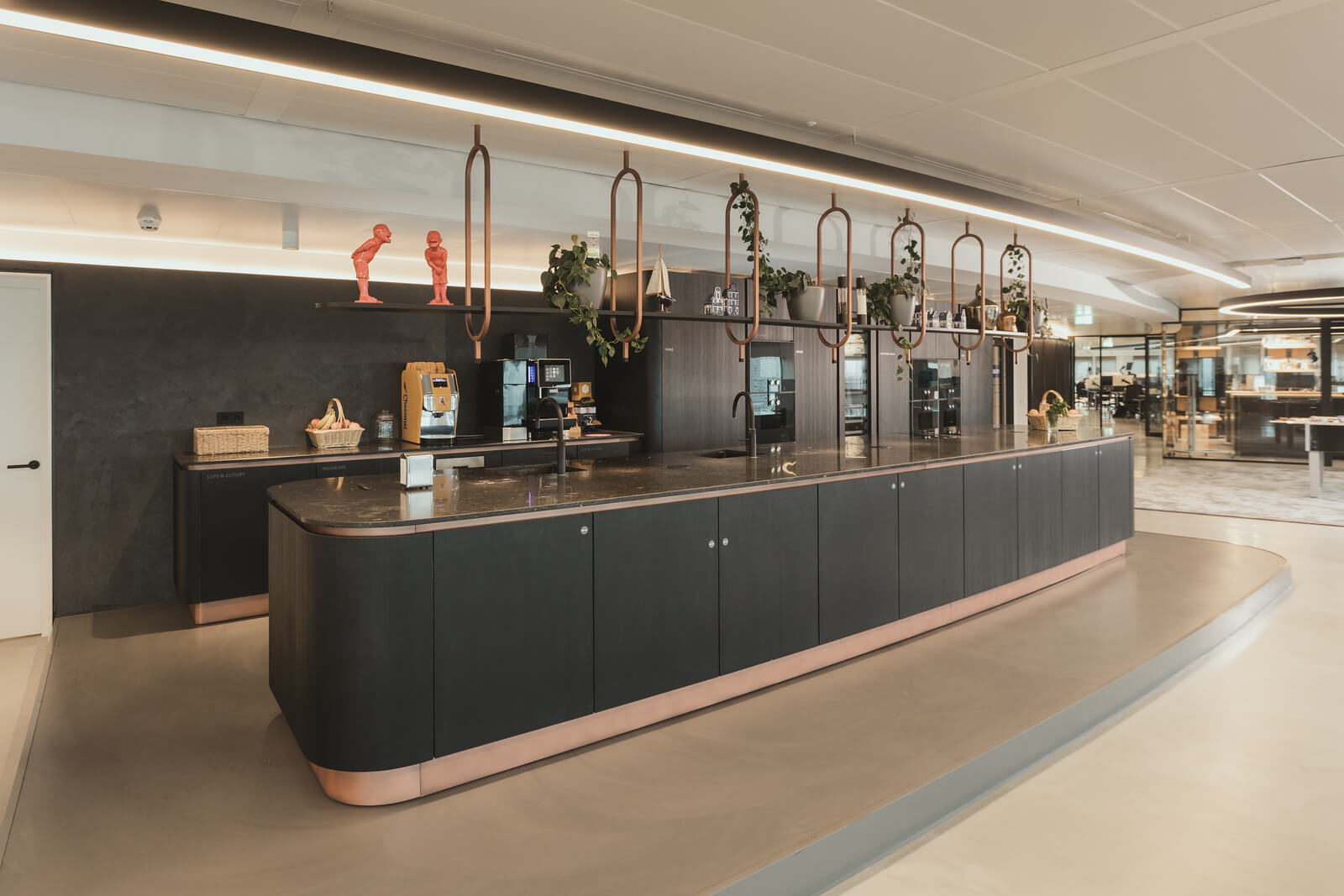 Geplaatste bedrijfskeuken luxe en modern, met groot kookeiland