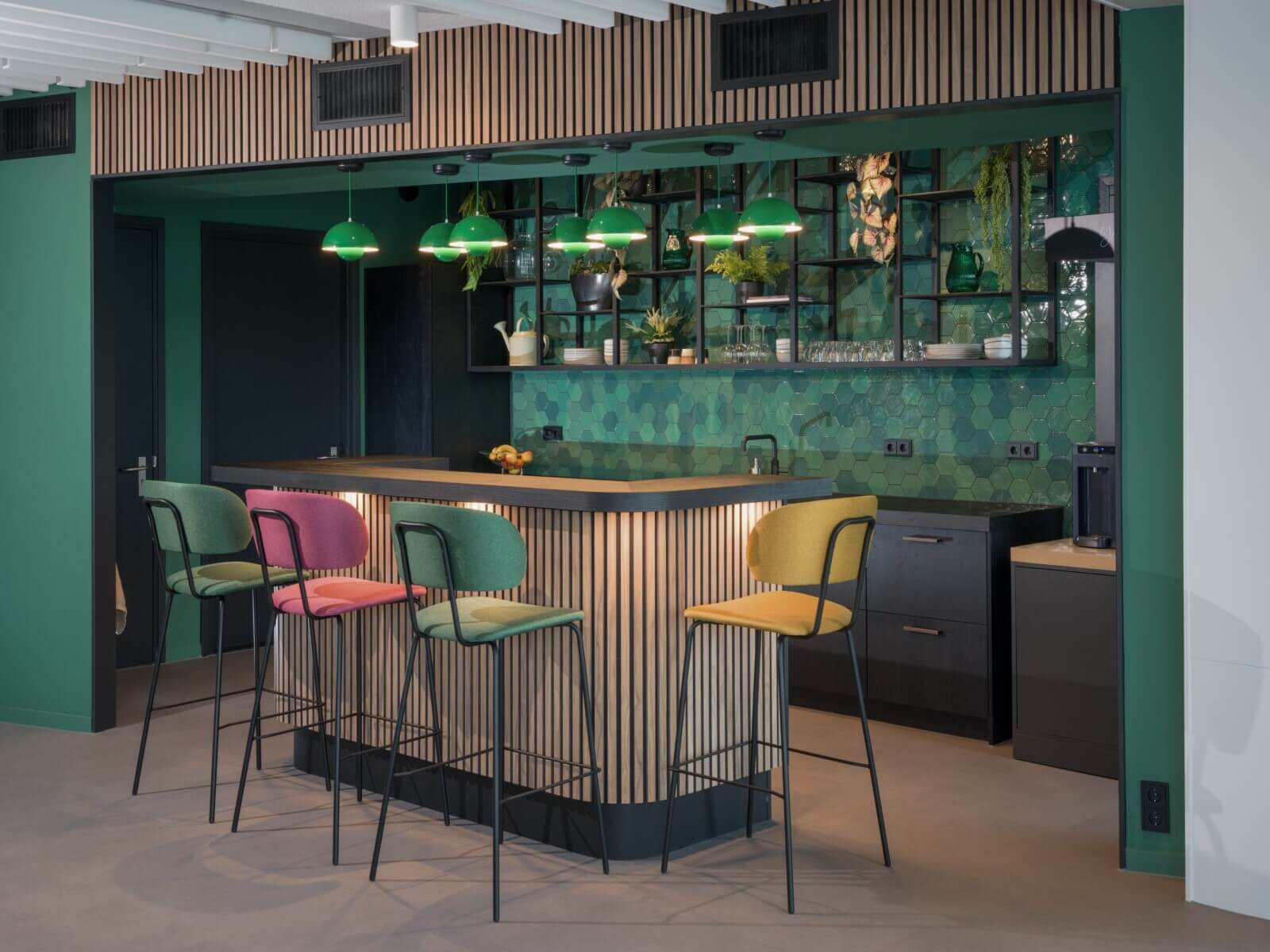 Geplaatste Tieleman-keuken groen en hout