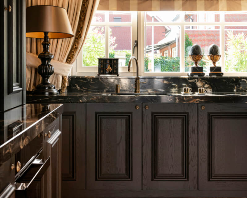 Binnenkijker: Geplaatste klassiek zwarte Tieleman-Maison Sucre keuken (by Mereno)