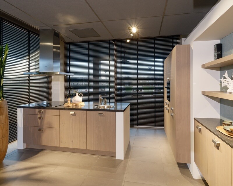 Nieuwe showroomkeuken: Keller Nijenborgh met keukenfronten in grijs gebeitst fineer