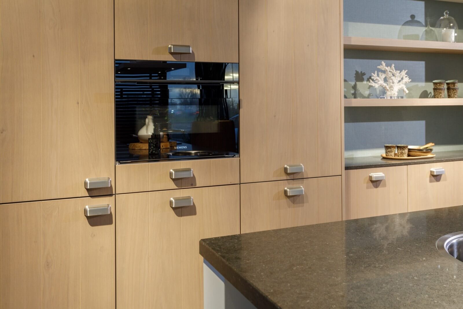 Keller Nijenborgh met grijs gebeitst fineer fronten