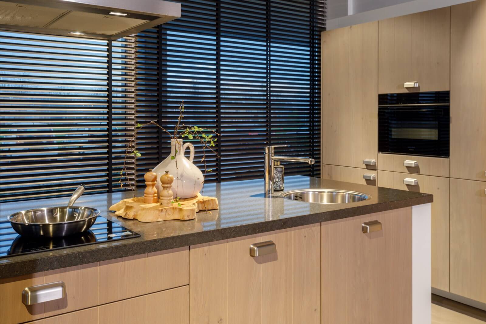 Keller Nijenborgh met grijs gebeitst fineer fronten