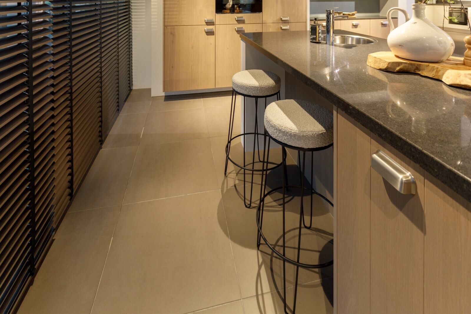 Keller Nijenborgh met grijs gebeitst fineer fronten