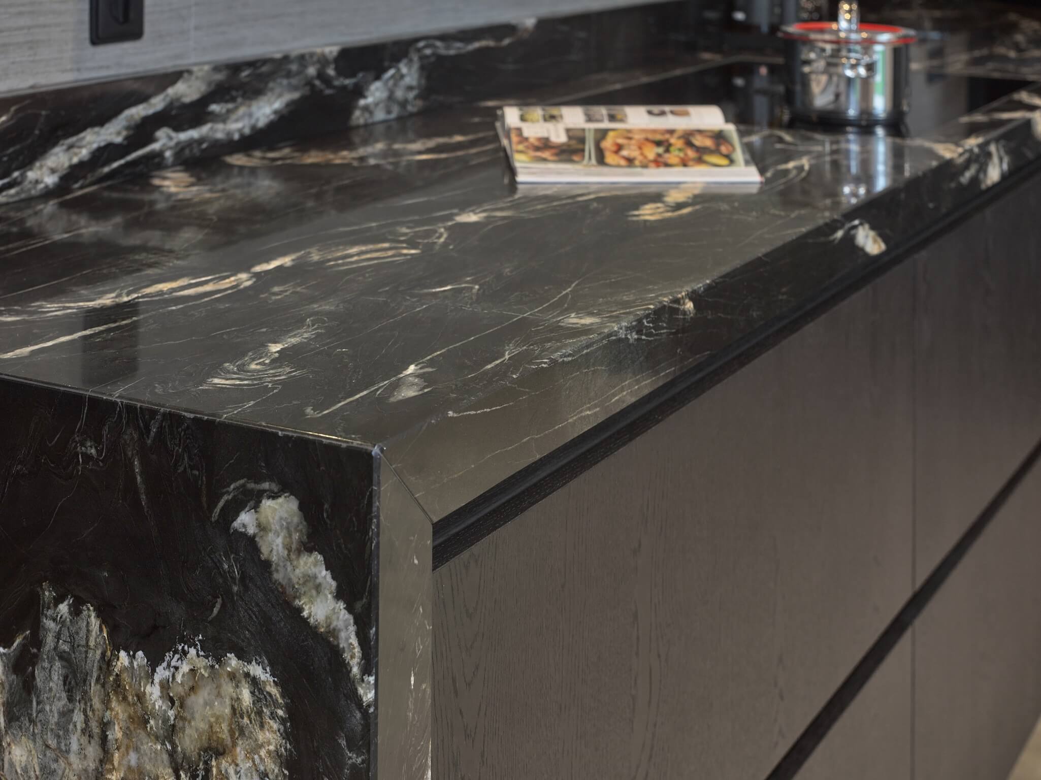 Geplaatste Donkere Hotel Chique Mereno keuken by Tieleman Keukens