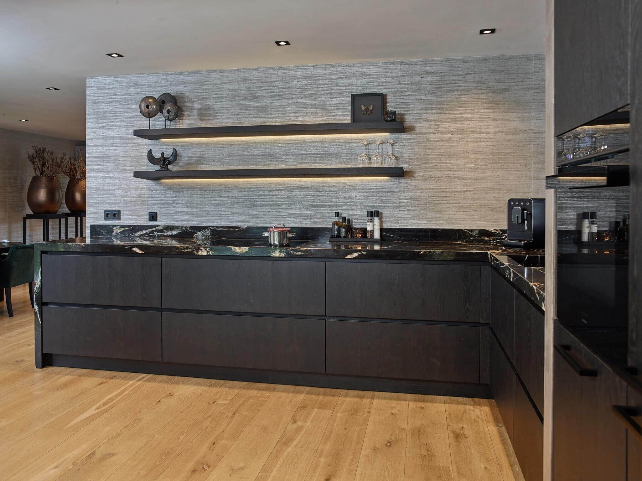 Greeploze donkere Hotel Chique Mereno keuken met antraciet eiken finer fronten en kwartsiet aanrechtblad.