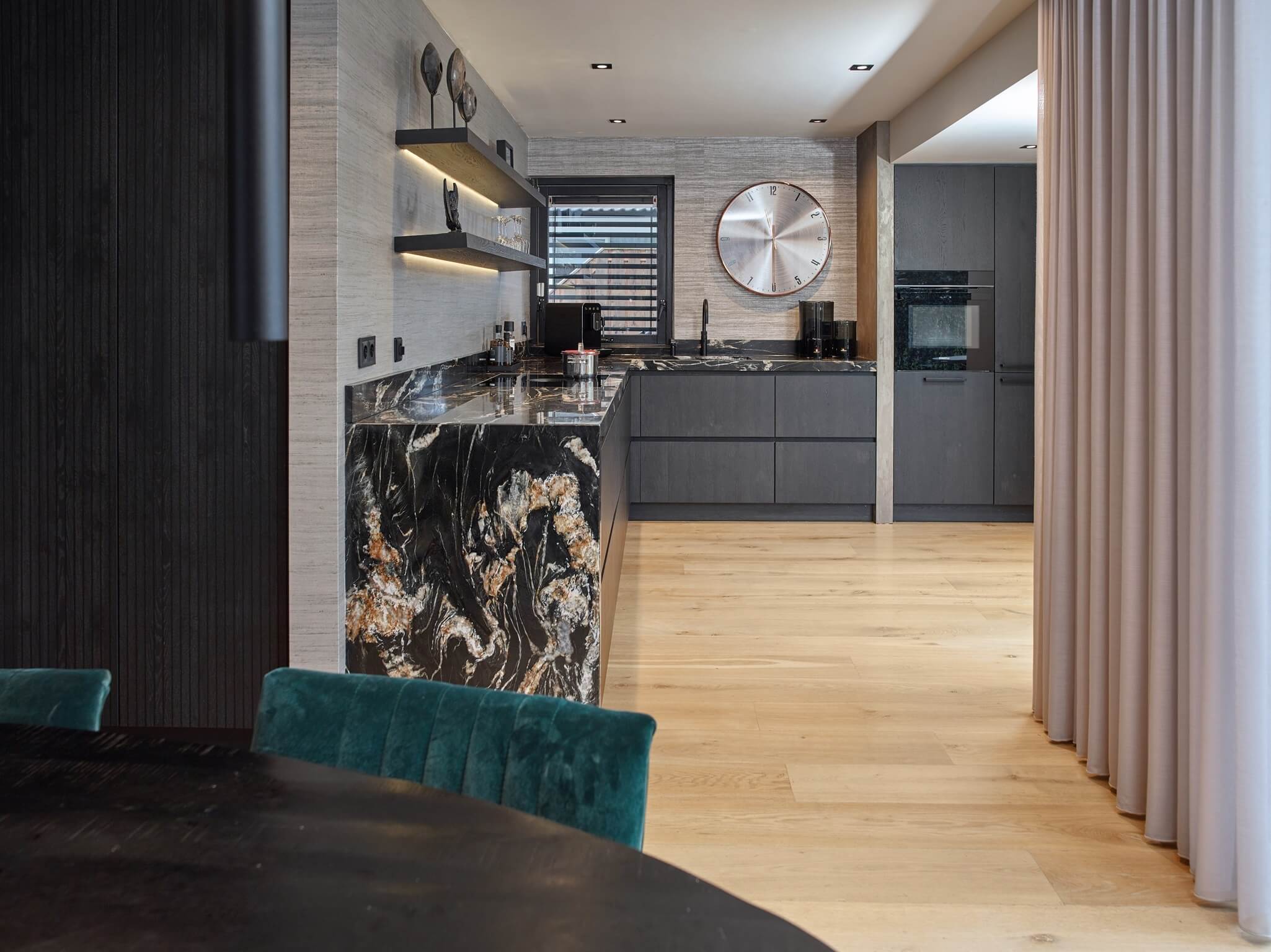 Greeploze donkere Hotel Chique Mereno keuken met antraciet eiken finer fronten en kwartsiet aanrechtblad.