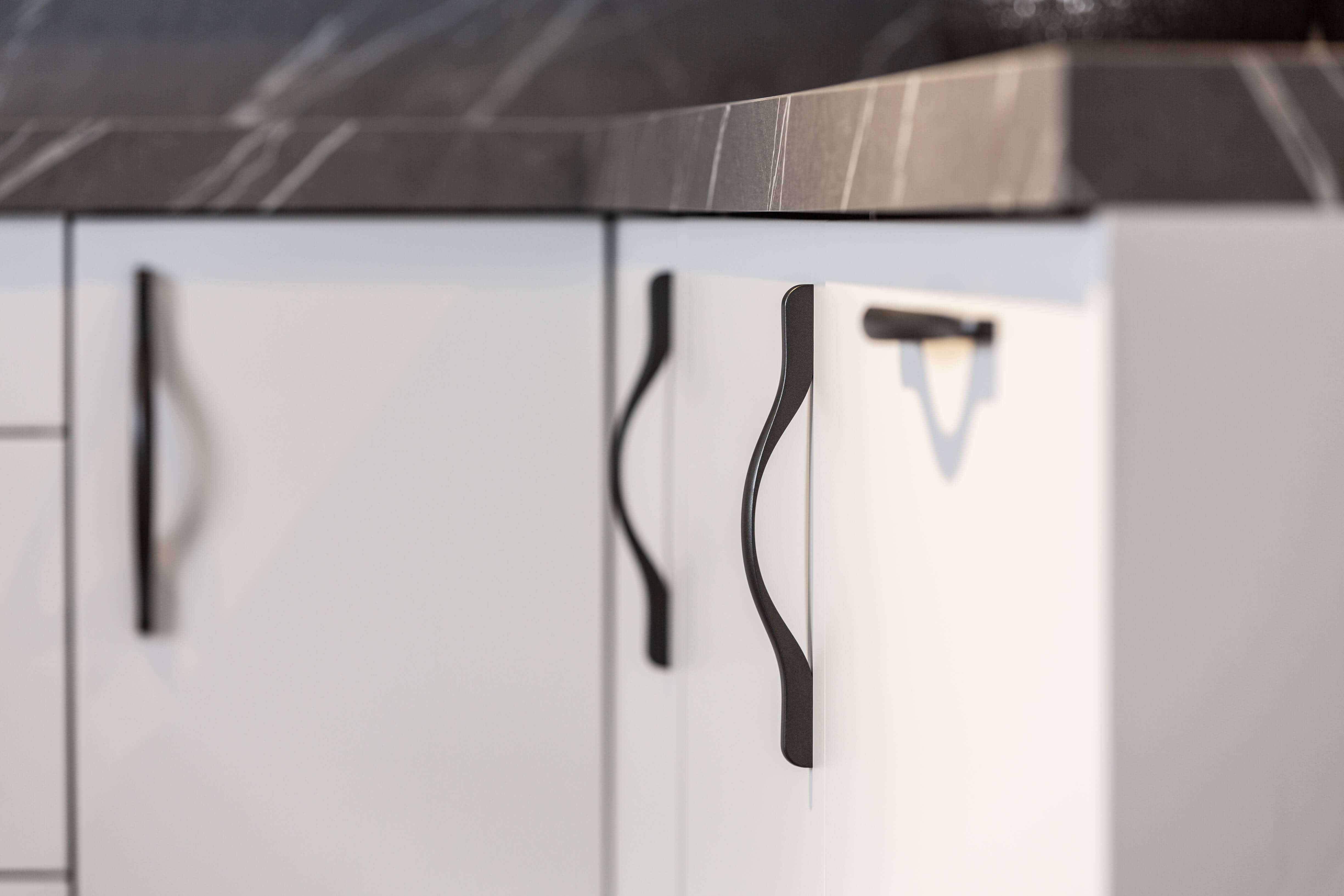 Lichte Schüller Nova keuken in schelpenwit en grijs keukenblad