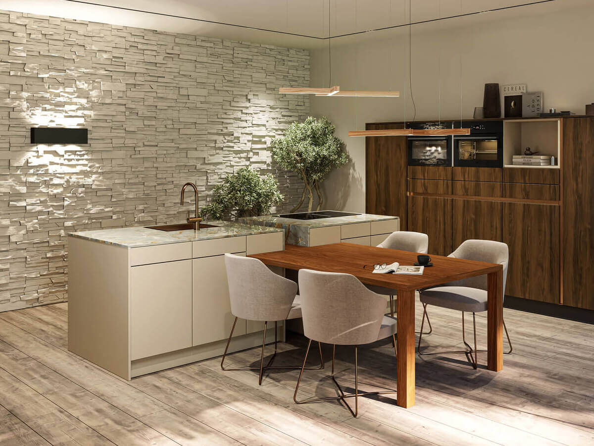 Lichte klassieke kleine Keller keuken met hout en keuken eiland in Mediterrane sfeer