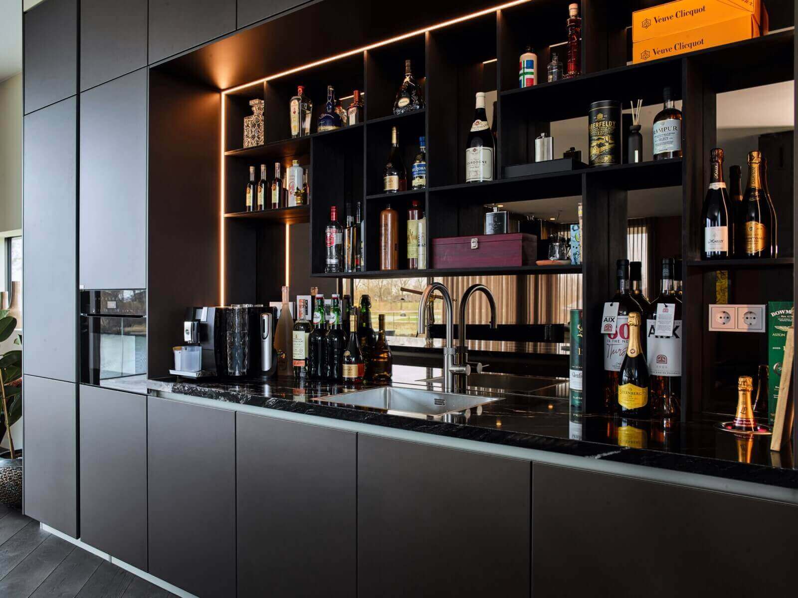 Chique donkere Tieleman-keuken bar 