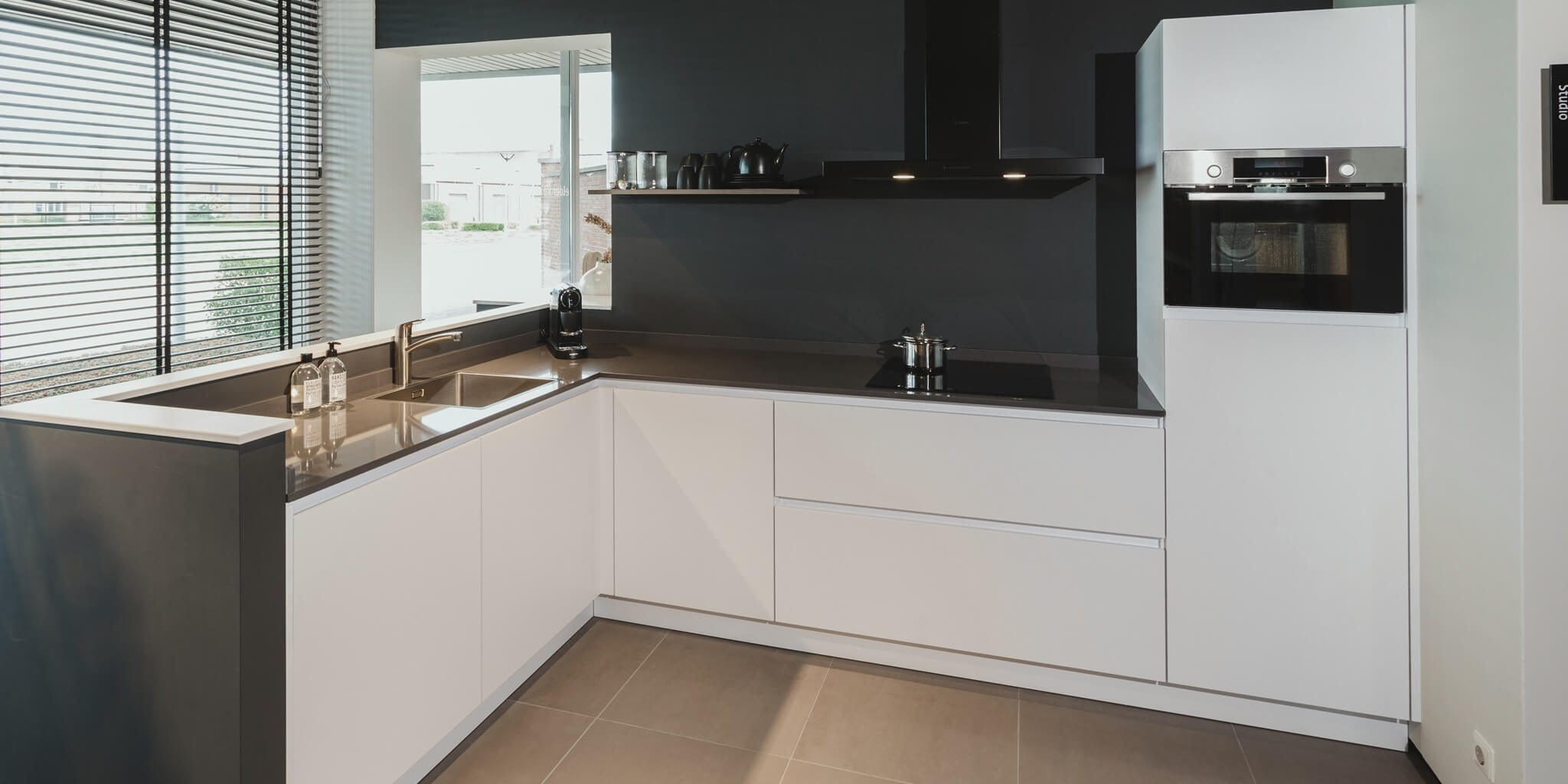 Nieuwe showroomkeuken! Keller Mondo hoekkeuken in tijdloze ijskleur