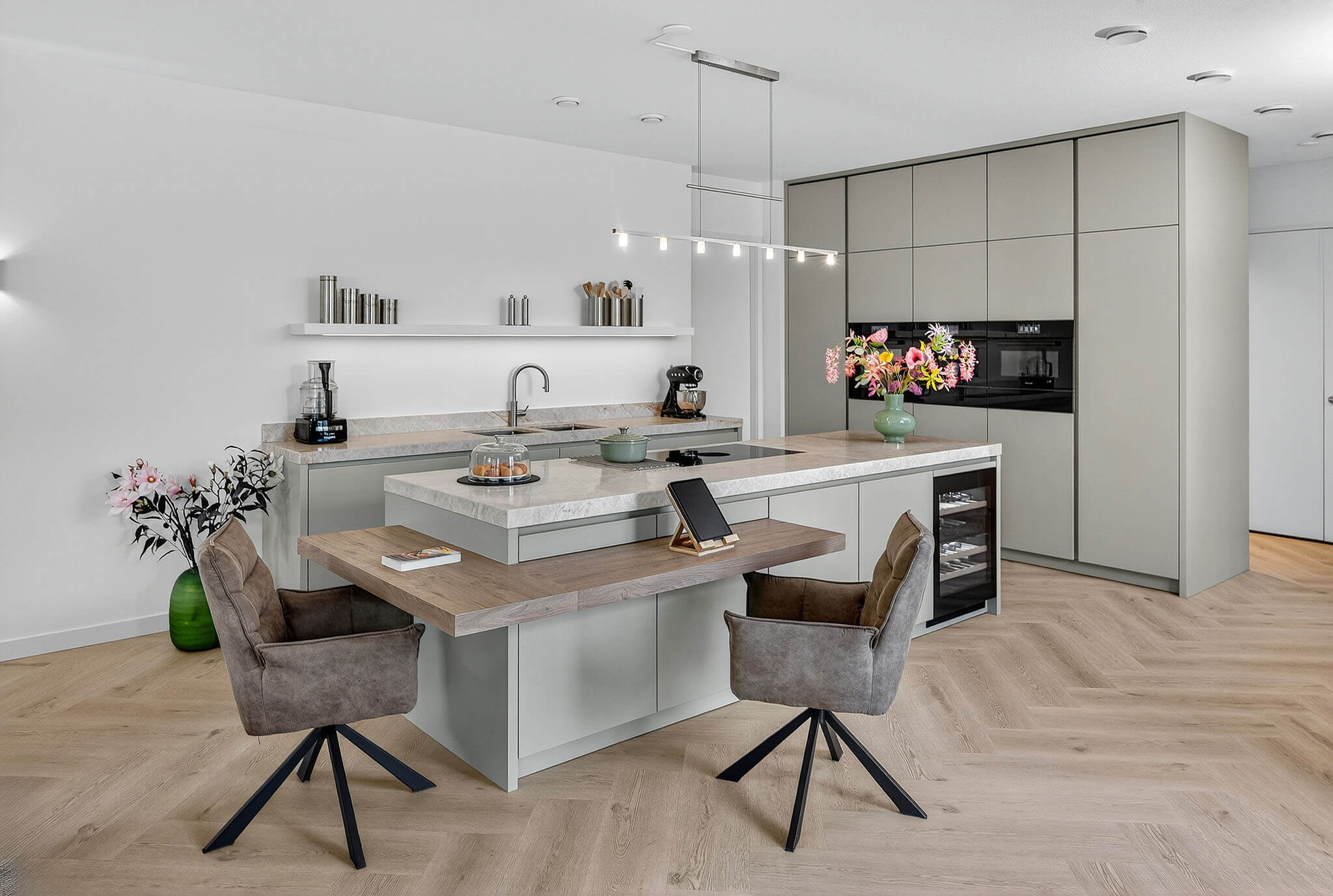 Moderne hoogglans keuken in grijs met een kookeiland 