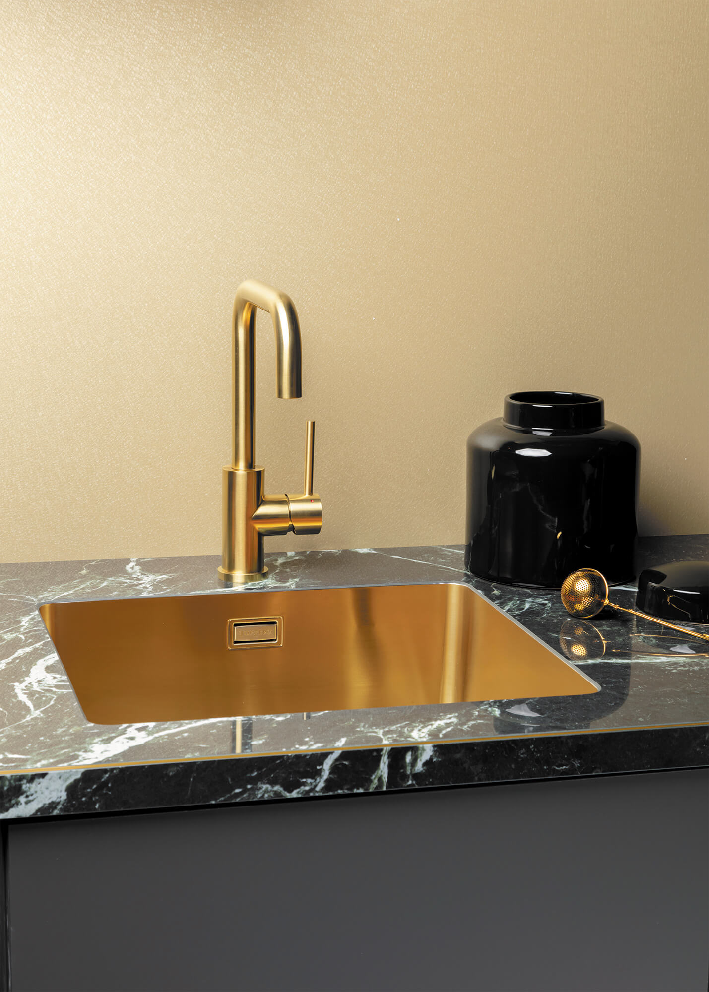 Dekker AluSplash: praktische en mooie achterwand in goud