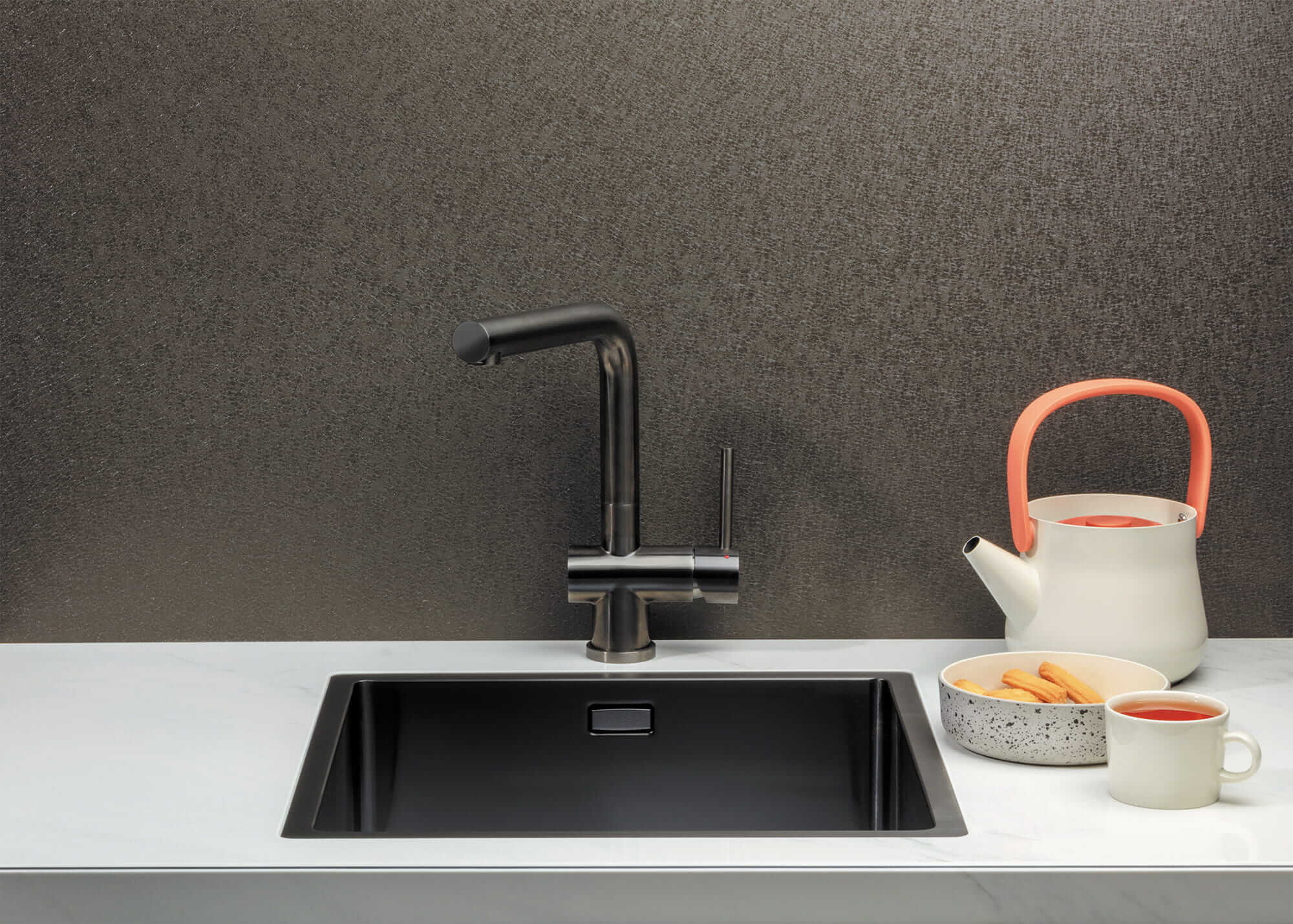 Dekker AluSplash: zwarte achterwand voor uw keuken van aluminium
