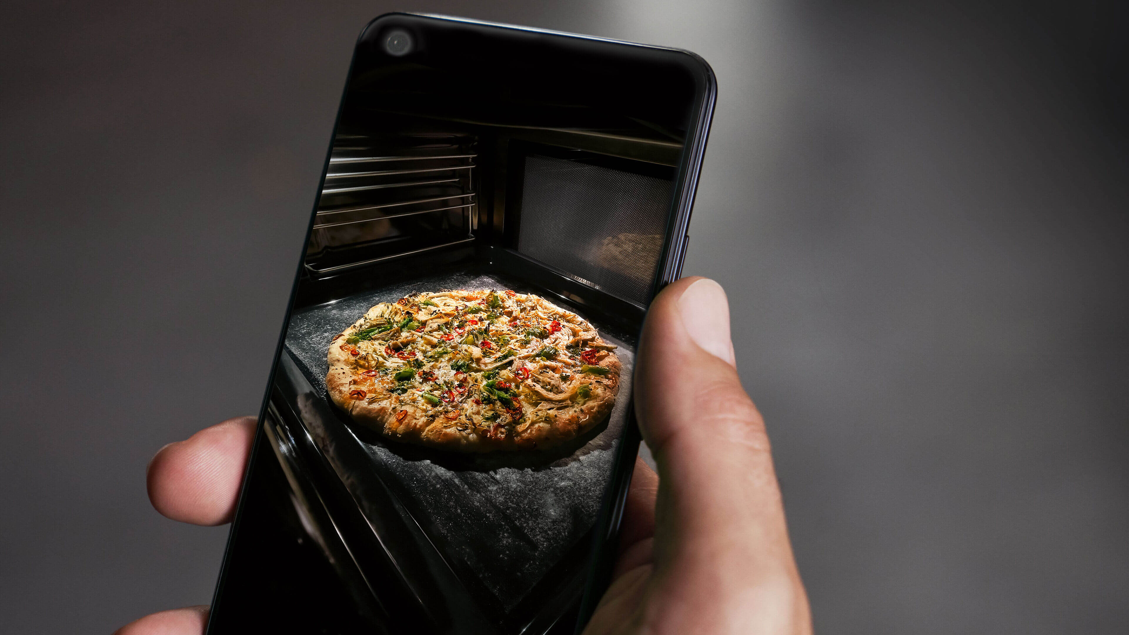 Home Connect-app op een smartphone toont de voortgang van een gerecht in de iQ700-oven.