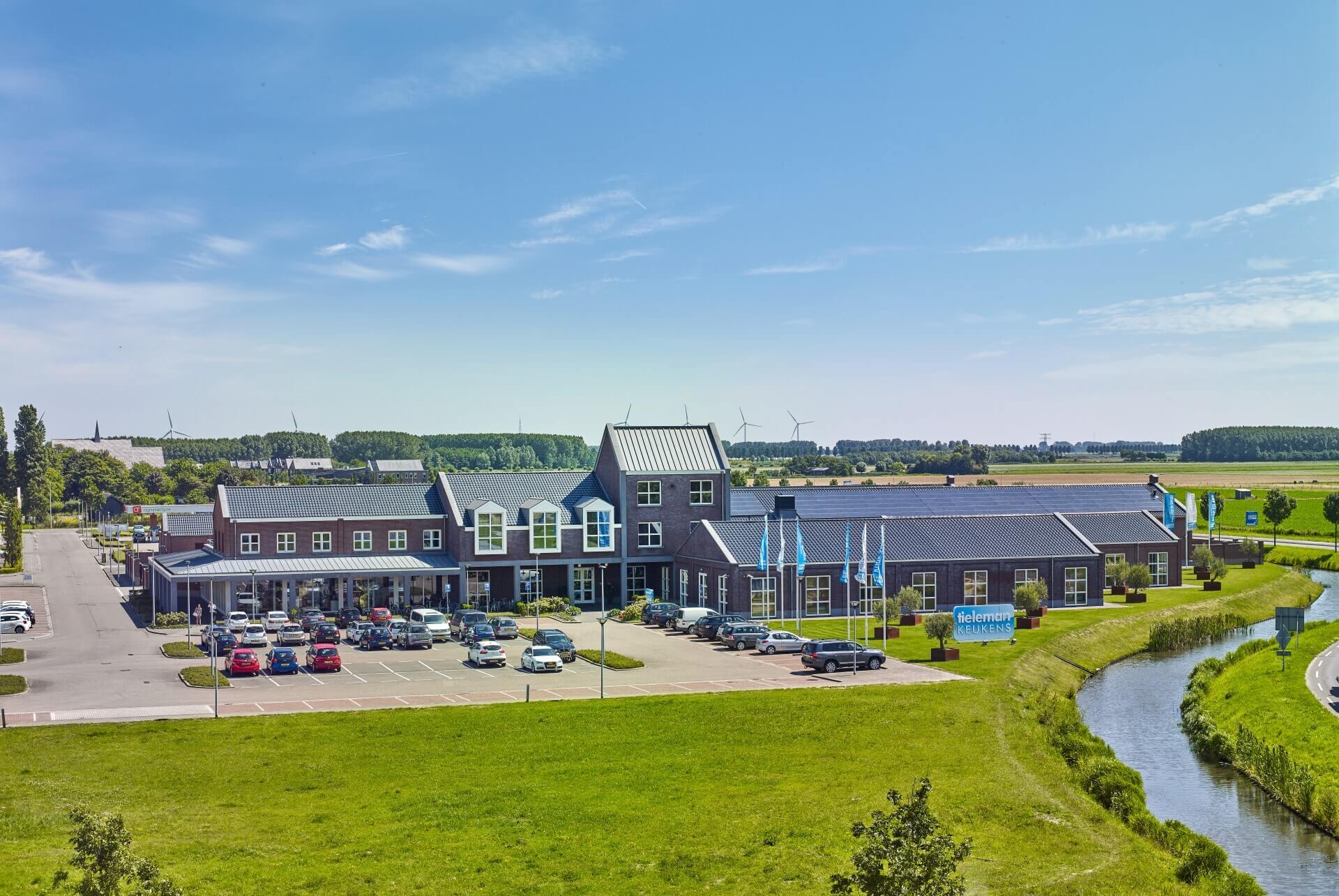 Foto van de Tieleman Keukens showroom met een breed scala aan keukenontwerpen en -inrichtingen