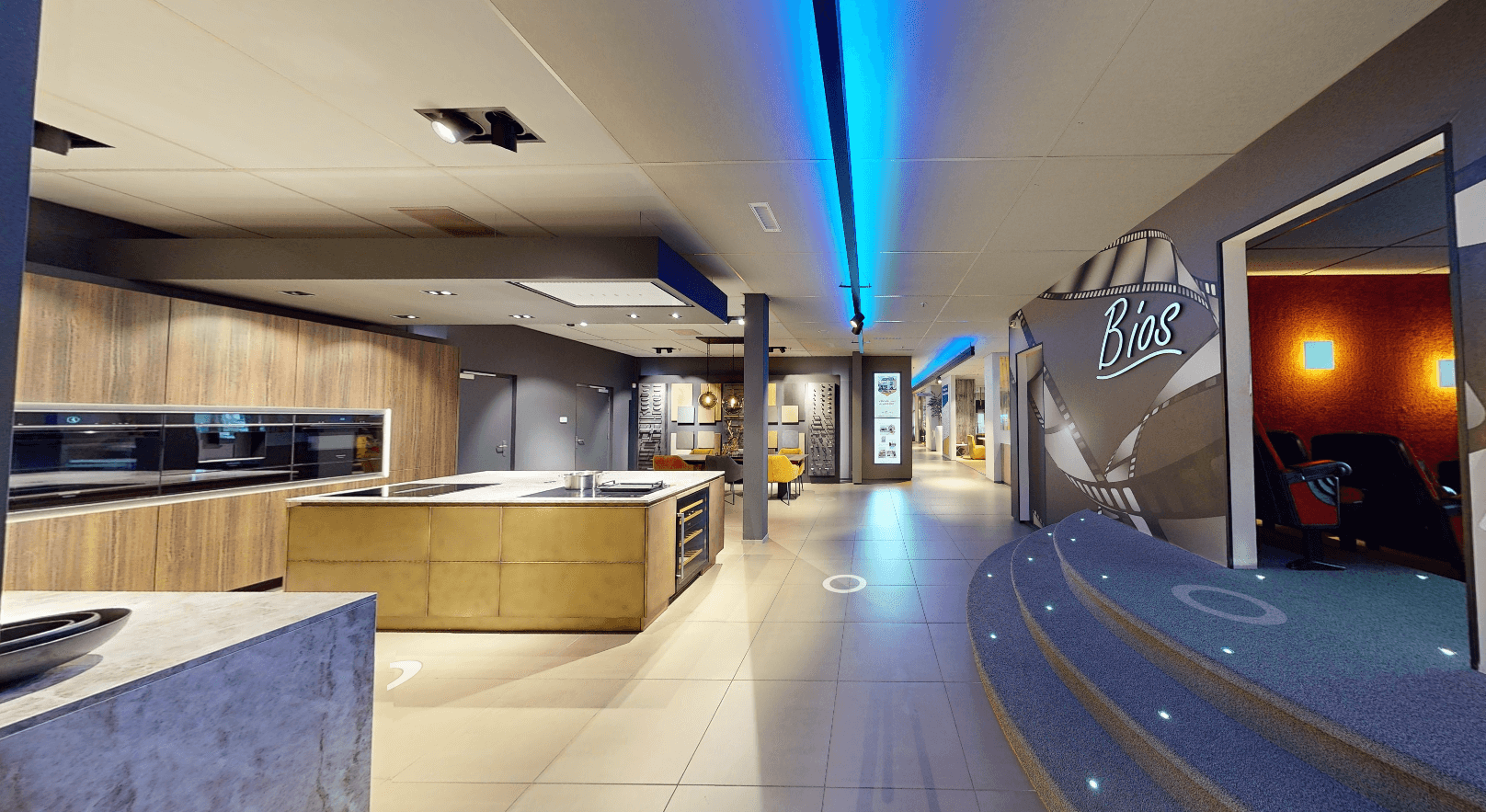 Virtuele tour door de showroom van Tieleman Keukens met 65 complete keukenopstellingen zichtbaar op het scherm