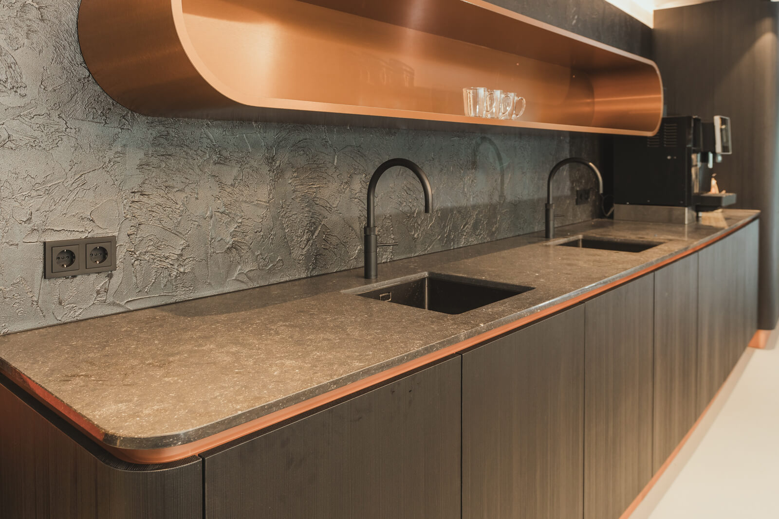 Moderne aanvullende keuken in matzwart met houtnerf en elegante rosegouden afwerkingen