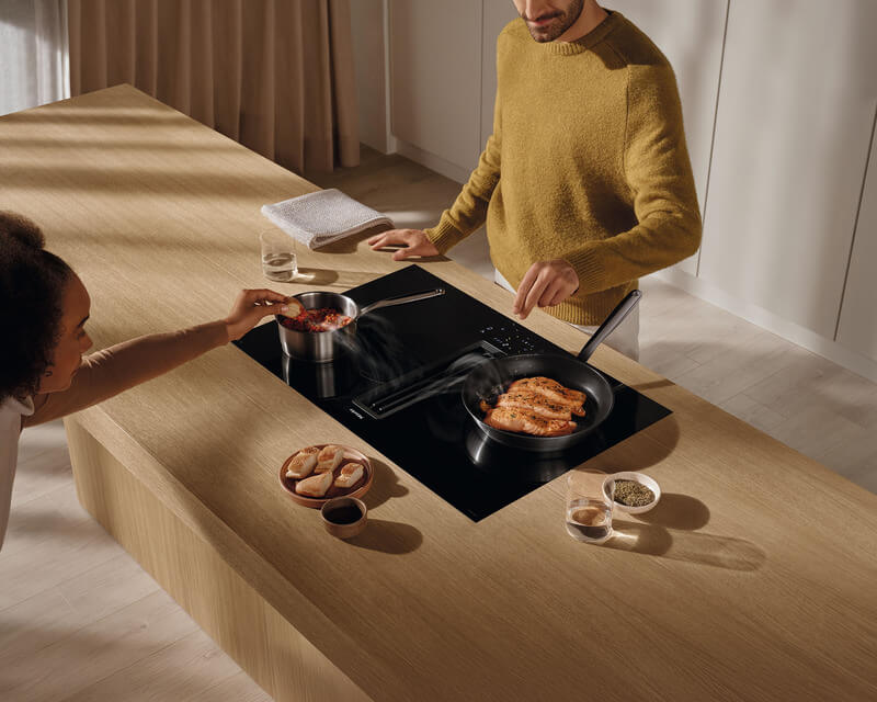 Fluisterstil koken met power: Miele kookplaten met afzuiging