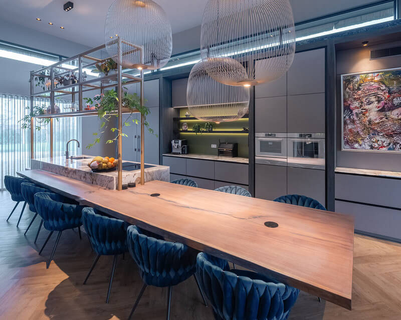 Exclusief maatwerkproject in Noordwijkerhout: keuken, bijkeuken én bar op maat