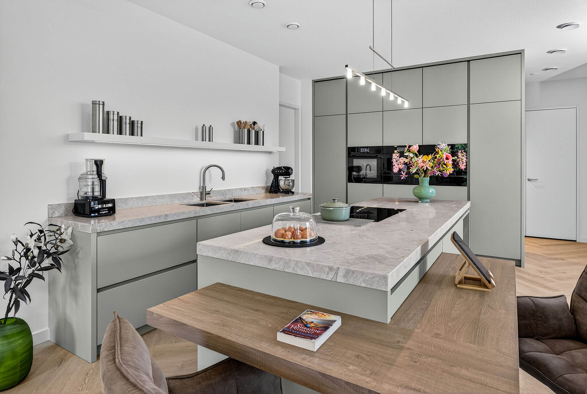 Close-up van het Taj Mahal aanrechtblad en de Mereno Milano kasten in een Tieleman-keuken.