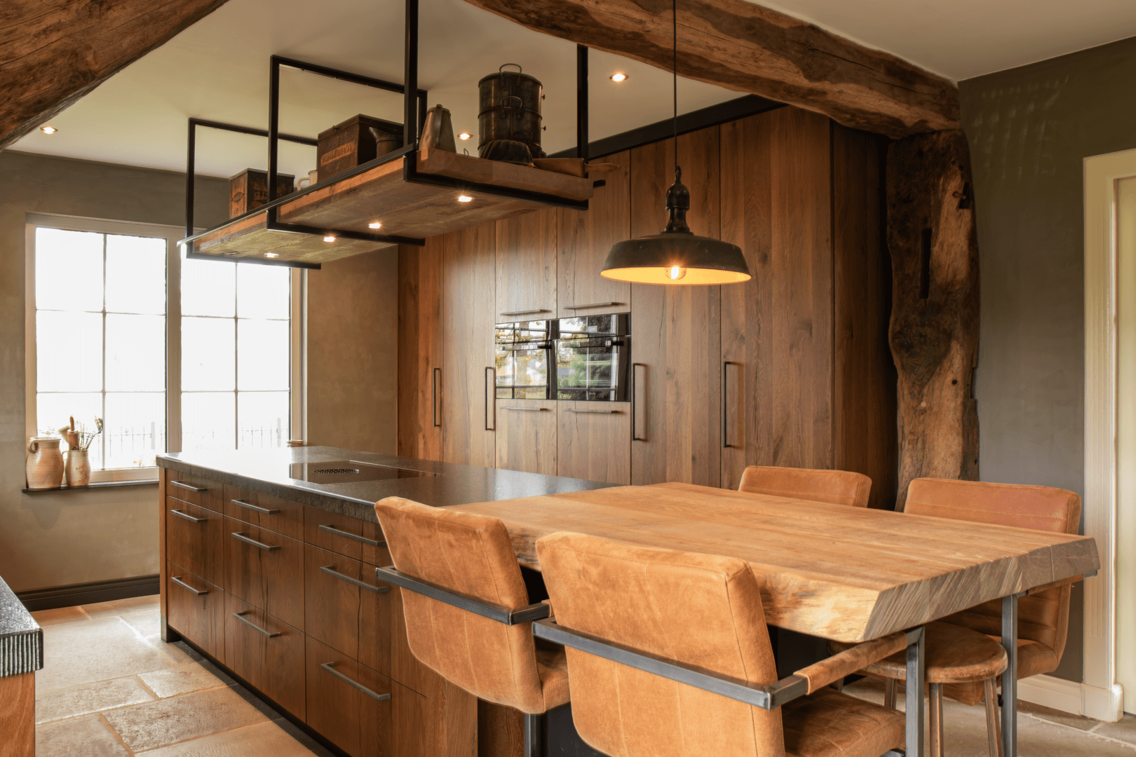 Moderne woning met landelijke keuken, warme houttinten en klassieke afwerkingen