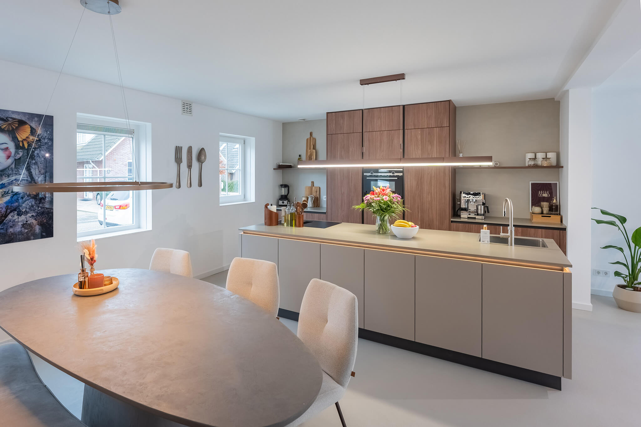 Overzicht van een trendy Tieleman-keuken bij Djamila Smit met een ruim spoeleiland en een tijdloze houtlook.