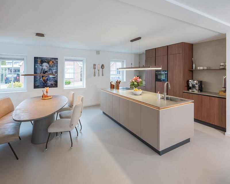 Binnenkijker: moderne warme keuken bij online voedingscoach Djamila Smit