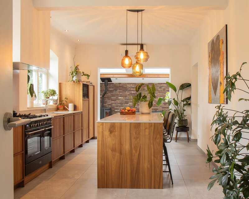 Binnenkijker: warme Mereno-keuken van notenfineer met eiland