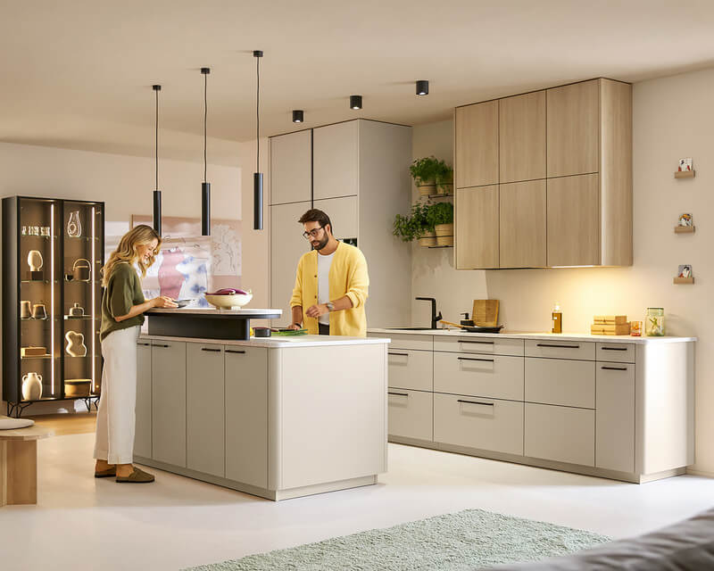 Schüller Salona: een serene keuken vol zachte vormen en lichte tinten