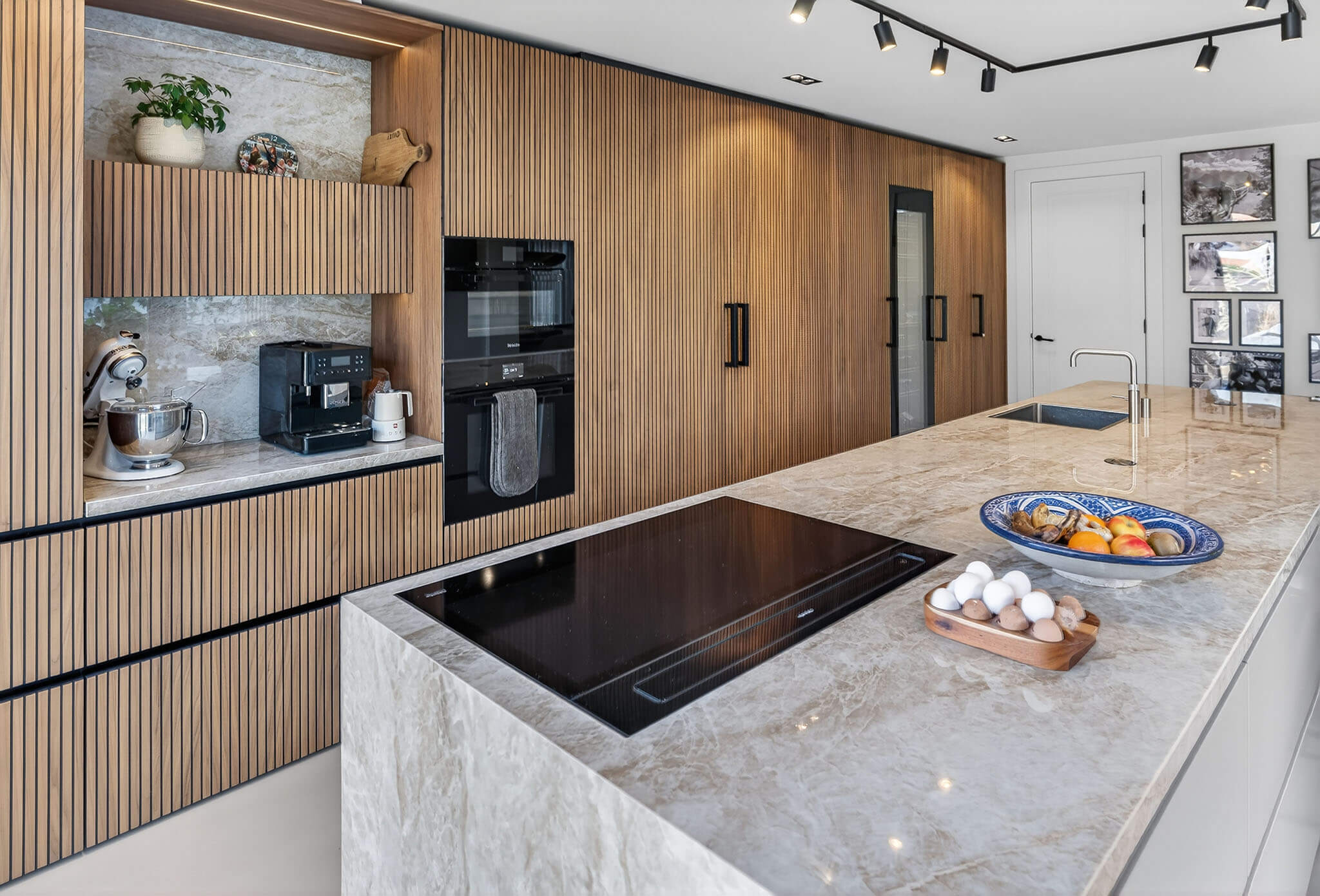 Luxe woonkeuken met een ge&iuml;ntegreerde koffiecorner en veel opbergruimte.