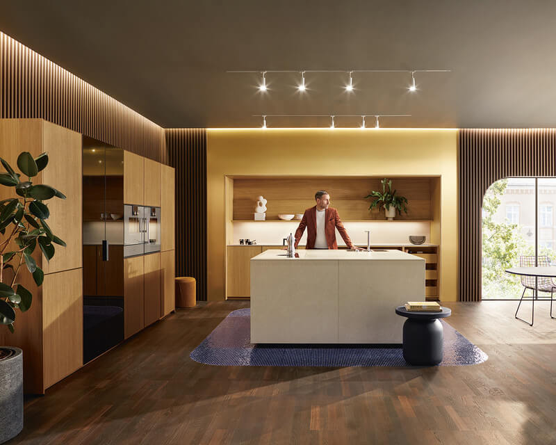 Keuken in elegant eikenhout en keramiek van next125